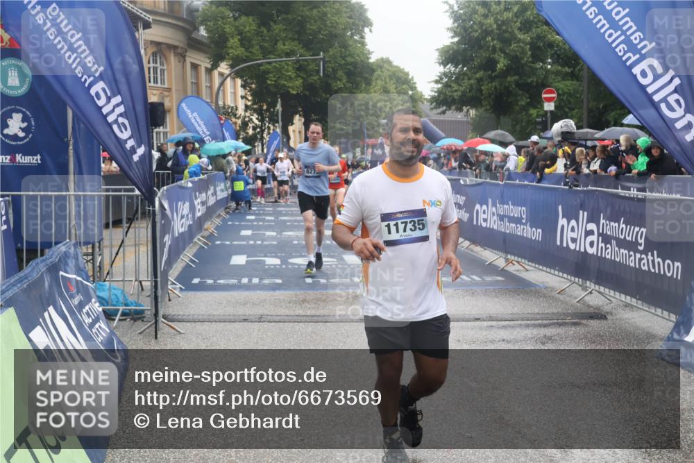 30.06.2024 - hella hamburg halbmarathon Lena Gebhardt http://msf.ph/oto/6673569 30.06.2024 12:22:51 Ziel 2789, 4191, 4623, 4624, 8049, 8273, 9501, 10600, 10776, 11735 meine-sportfotos.de