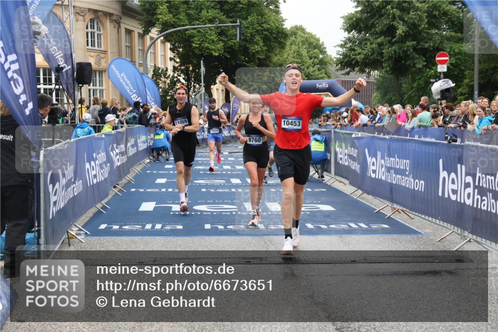 30.06.2024 - hella hamburg halbmarathon Lena Gebhardt http://msf.ph/oto/6673651 30.06.2024 10:39:16 Ziel 585, 2003, 2212, 9432, 9760, 10453, 11059, 11550, 11618, 11793 meine-sportfotos.de