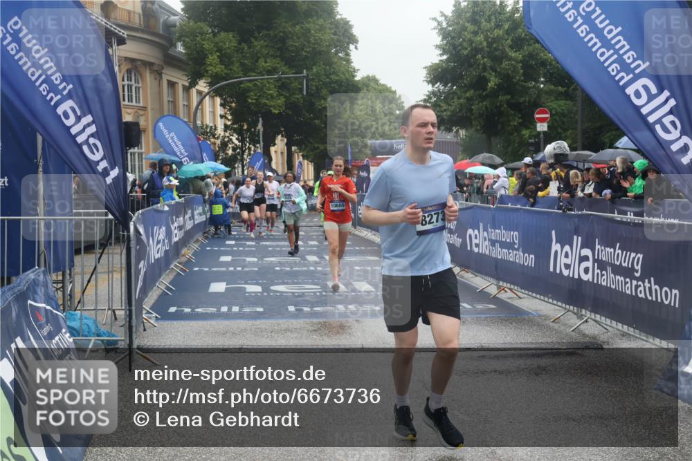 30.06.2024 - hella hamburg halbmarathon Lena Gebhardt http://msf.ph/oto/6673736 30.06.2024 12:22:53 Ziel 4510, 4623, 4624, 8273, 8668, 9501, 10600, 11735 meine-sportfotos.de