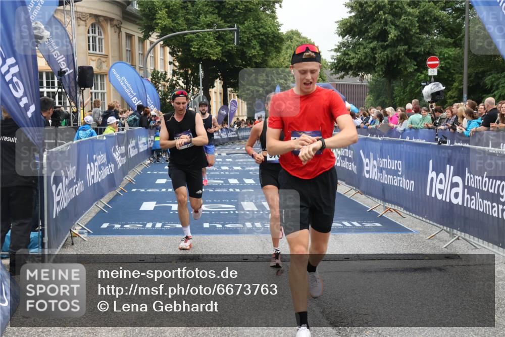 30.06.2024 - hella hamburg halbmarathon Lena Gebhardt http://msf.ph/oto/6673763 30.06.2024 10:39:17 Ziel 585, 2003, 9432, 9760, 10453, 11059, 11550, 11618, 11793 meine-sportfotos.de