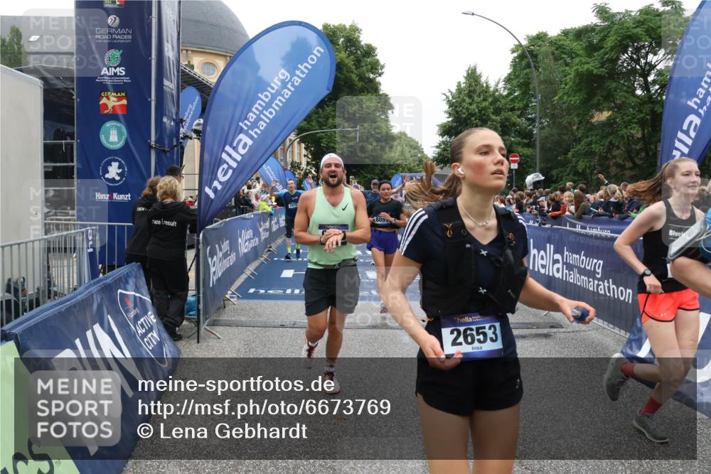 30.06.2024 - hella hamburg halbmarathon Lena Gebhardt http://msf.ph/oto/6673769 30.06.2024 11:10:17 Ziel 553, 926, 962, 1371, 2653, 2873, 2930, 2931, 3067, 4491, 5643, 6662, 7934, 8051, 8485, 8909, 9075, 9608, 11185 meine-sportfotos.de