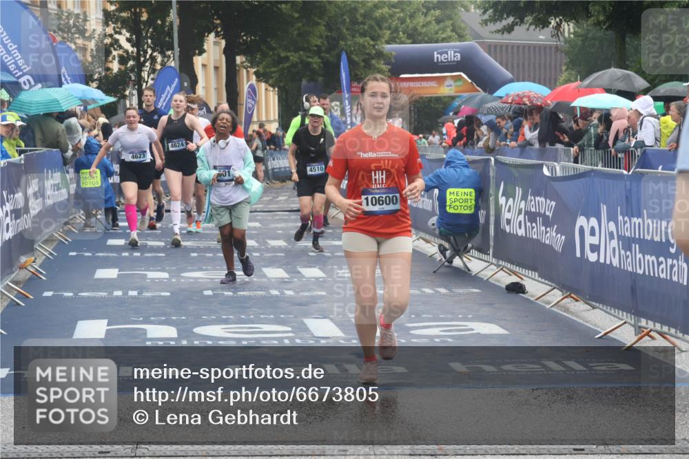 30.06.2024 - hella hamburg halbmarathon Lena Gebhardt http://msf.ph/oto/6673805 30.06.2024 12:22:54 Ziel 4510, 4623, 4624, 5877, 8273, 8668, 9501, 10600, 11735 meine-sportfotos.de