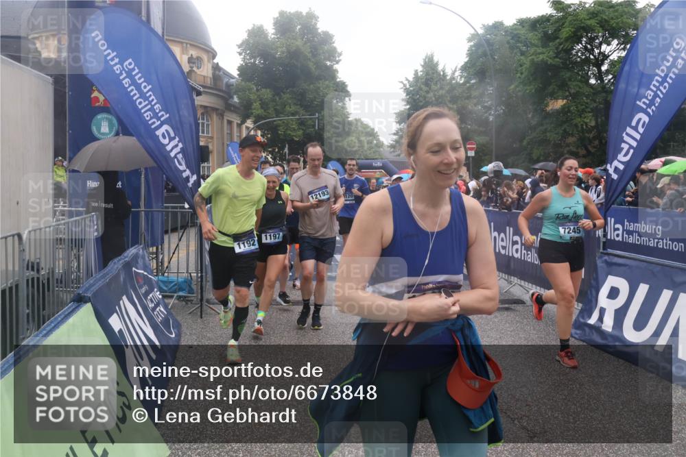 30.06.2024 - hella hamburg halbmarathon Lena Gebhardt http://msf.ph/oto/6673848 30.06.2024 11:44:16 Ziel 942, 1192, 1197, 1342, 1664, 3120, 3415, 5512, 6162, 6443, 6660, 7224, 7244, 7245, 7798, 7835, 8451, 8519, 9874, 9972, 9976, 10419, 11147, 11806, 12193, 13244 meine-sportfotos.de
