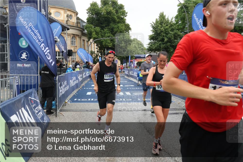 30.06.2024 - hella hamburg halbmarathon Lena Gebhardt http://msf.ph/oto/6673913 30.06.2024 10:39:18 Ziel 585, 2003, 9760, 10453, 11059, 11550, 11618 meine-sportfotos.de