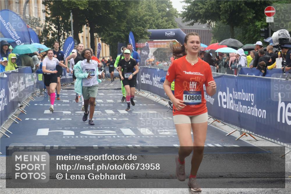 30.06.2024 - hella hamburg halbmarathon Lena Gebhardt http://msf.ph/oto/6673958 30.06.2024 12:22:55 Ziel 4510, 4623, 4624, 5877, 7449, 8273, 8668, 9501, 10600 meine-sportfotos.de