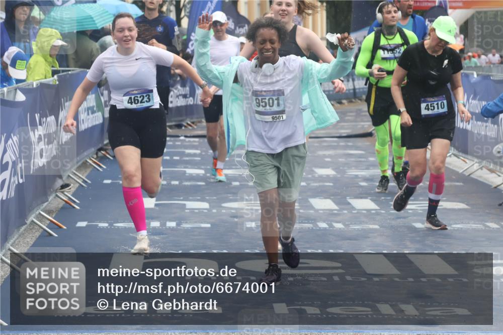 30.06.2024 - hella hamburg halbmarathon Lena Gebhardt http://msf.ph/oto/6674001 30.06.2024 12:22:56 Ziel 4269, 4510, 4623, 4624, 5877, 7449, 8273, 8668, 9501, 10600 meine-sportfotos.de