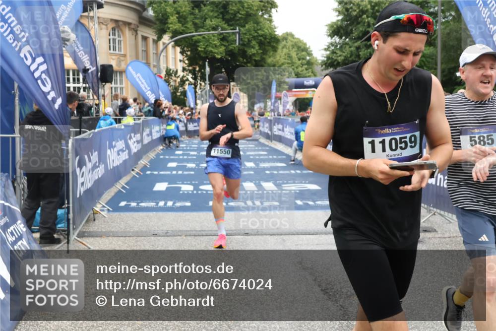 30.06.2024 - hella hamburg halbmarathon Lena Gebhardt http://msf.ph/oto/6674024 30.06.2024 10:39:19 Ziel 585, 6551, 9760, 10453, 11059, 11550, 11618 meine-sportfotos.de