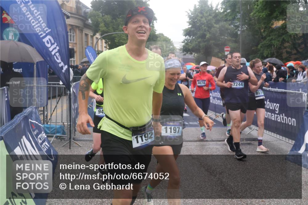30.06.2024 - hella hamburg halbmarathon Lena Gebhardt http://msf.ph/oto/6674052 30.06.2024 11:44:17 Ziel 942, 1192, 1197, 1342, 1664, 3120, 3415, 5512, 6162, 6660, 7224, 7244, 7245, 7798, 7835, 8451, 8519, 9874, 9972, 9976, 10419, 11147, 11806, 12193, 13244 meine-sportfotos.de
