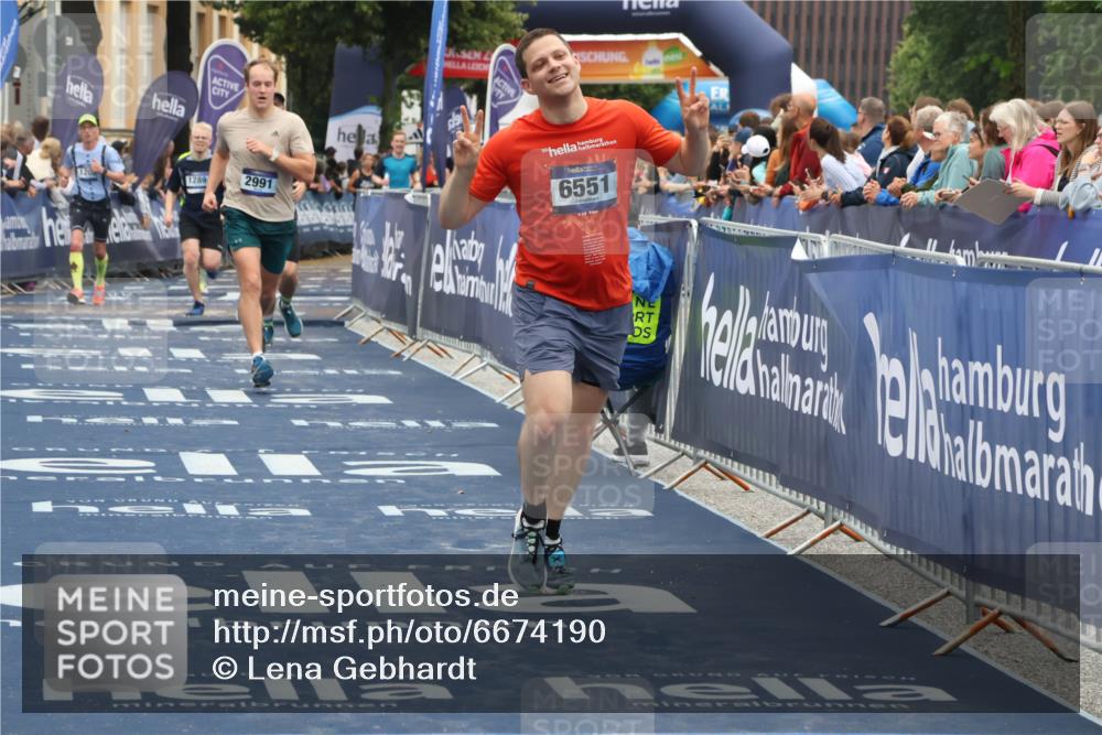 30.06.2024 - hella hamburg halbmarathon Lena Gebhardt http://msf.ph/oto/6674190 30.06.2024 10:39:25 Ziel 1289, 1401, 2991, 6551, 13339 meine-sportfotos.de