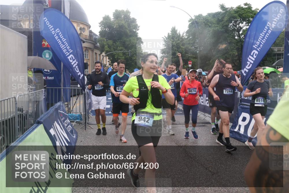 30.06.2024 - hella hamburg halbmarathon Lena Gebhardt http://msf.ph/oto/6674200 30.06.2024 11:44:18 Ziel 942, 1192, 1197, 1342, 1664, 3120, 3415, 5648, 6162, 6660, 7224, 7244, 7245, 7798, 7835, 8451, 8519, 9874, 9972, 9976, 10419, 11147, 11806, 12193, 13244 meine-sportfotos.de