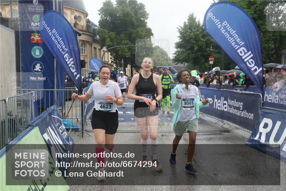 30.06.2024 - hella hamburg halbmarathon Lena Gebhardt http://msf.ph/oto/6674294 30.06.2024 12:22:59 Ziel 4269, 4510, 4623, 4624, 5877, 7449, 8668, 9501, 10600, 11552 meine-sportfotos.de