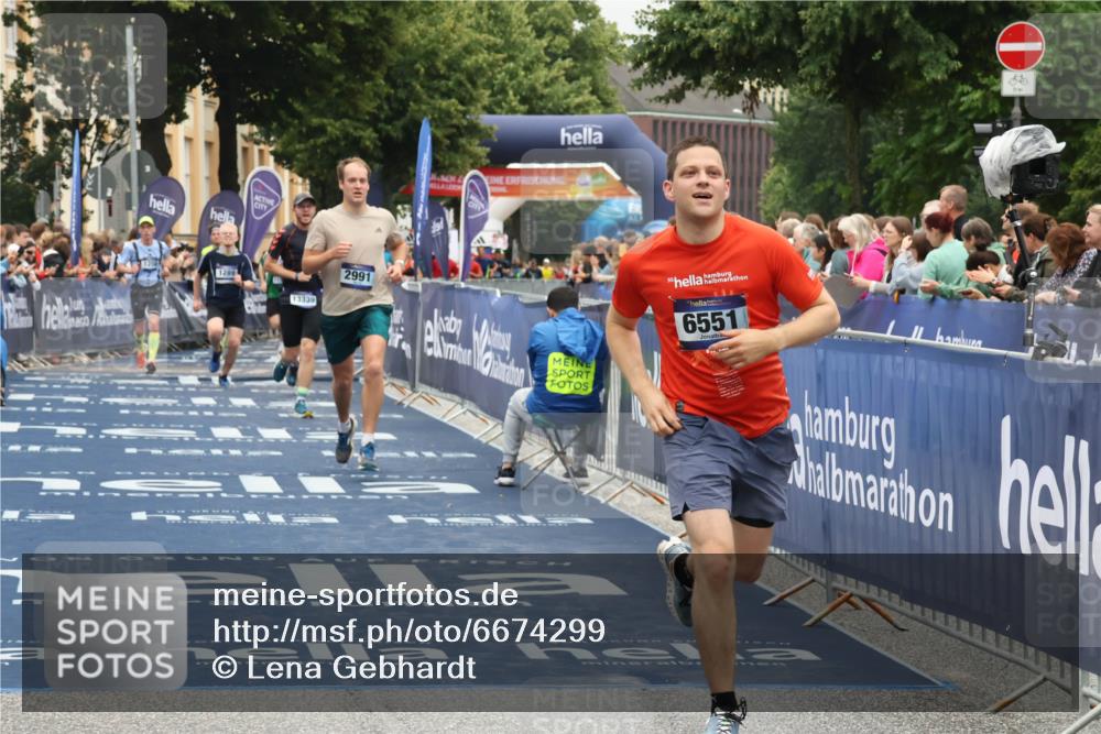 30.06.2024 - hella hamburg halbmarathon Lena Gebhardt http://msf.ph/oto/6674299 30.06.2024 10:39:26 Ziel 1208, 1289, 1401, 2991, 6551, 13339 meine-sportfotos.de