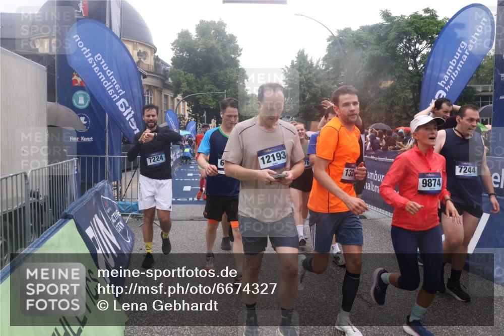 30.06.2024 - hella hamburg halbmarathon Lena Gebhardt http://msf.ph/oto/6674327 30.06.2024 11:44:19 Ziel 942, 1192, 1197, 1342, 1664, 2410, 3120, 3415, 4468, 5648, 6162, 6660, 7224, 7244, 7245, 7798, 7835, 8451, 8519, 9874, 9972, 9976, 10419, 11147, 12193, 13244 meine-sportfotos.de