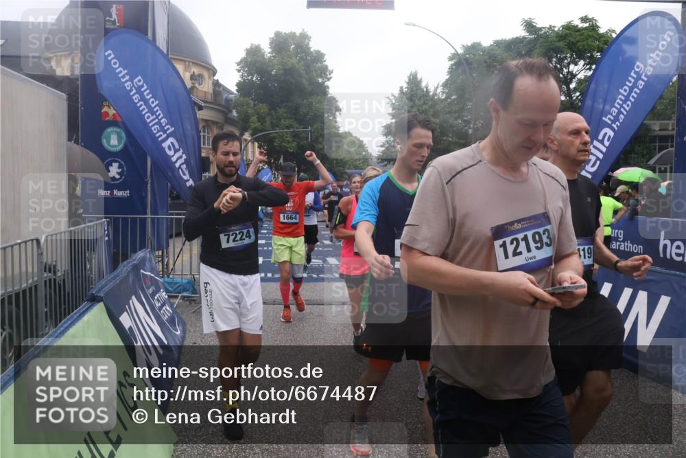 30.06.2024 - hella hamburg halbmarathon Lena Gebhardt http://msf.ph/oto/6674487 30.06.2024 11:44:20 Ziel 942, 1192, 1197, 1664, 2410, 3120, 3415, 4468, 5648, 6162, 6660, 7224, 7244, 7245, 7798, 7835, 8451, 8519, 9874, 9972, 9976, 10419, 11147, 11537, 12193, 13244 meine-sportfotos.de
