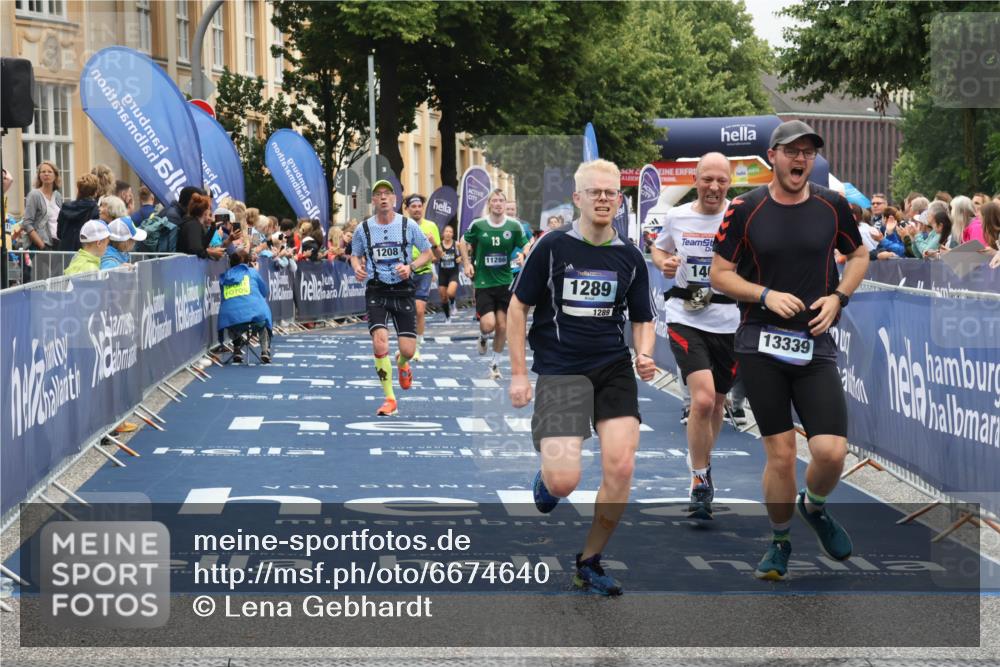 30.06.2024 - hella hamburg halbmarathon Lena Gebhardt http://msf.ph/oto/6674640 30.06.2024 10:39:30 Ziel 1208, 1289, 1401, 2991, 6551, 9155, 11286, 12206, 13339 meine-sportfotos.de