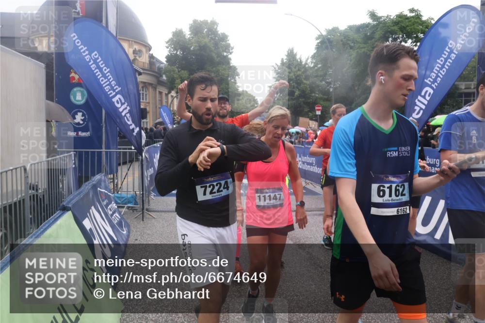 30.06.2024 - hella hamburg halbmarathon Lena Gebhardt http://msf.ph/oto/6674649 30.06.2024 11:44:21 Ziel 1192, 1197, 1664, 2410, 3120, 3415, 4468, 5648, 6162, 6660, 7224, 7244, 7245, 7798, 7835, 8451, 8519, 9874, 9972, 9976, 10419, 11147, 11537, 12193, 13244 meine-sportfotos.de
