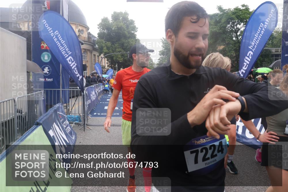 30.06.2024 - hella hamburg halbmarathon Lena Gebhardt http://msf.ph/oto/6674793 30.06.2024 11:44:22 Ziel 1664, 2410, 3120, 3415, 4468, 5648, 6162, 6660, 7224, 7244, 7670, 7798, 7835, 8451, 8519, 9874, 9972, 9976, 10419, 11147, 11537, 13244 meine-sportfotos.de