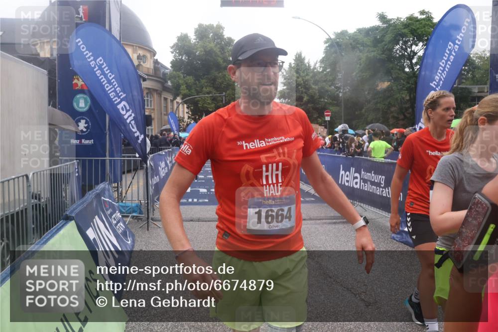 30.06.2024 - hella hamburg halbmarathon Lena Gebhardt http://msf.ph/oto/6674879 30.06.2024 11:44:23 Ziel 1664, 2410, 3120, 3415, 4468, 5648, 6660, 7224, 7670, 7835, 8451, 9972, 9976, 10419, 11147, 11537, 13244 meine-sportfotos.de