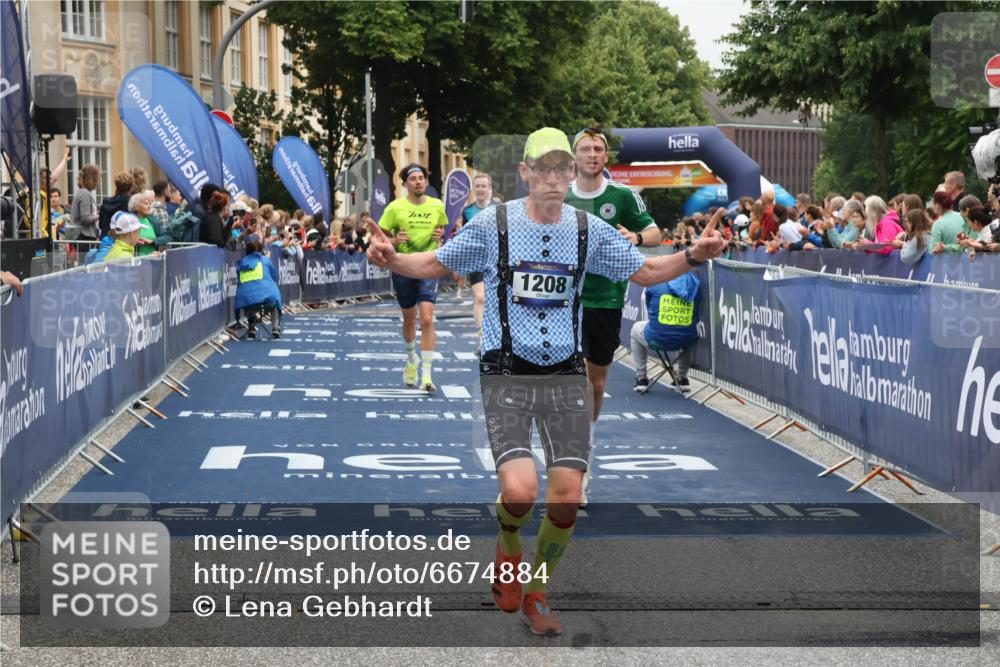 30.06.2024 - hella hamburg halbmarathon Lena Gebhardt http://msf.ph/oto/6674884 30.06.2024 10:39:33 Ziel 1208, 1289, 1401, 2268, 2991, 4184, 8637, 9041, 9155, 11286, 11712, 12206, 13339 meine-sportfotos.de