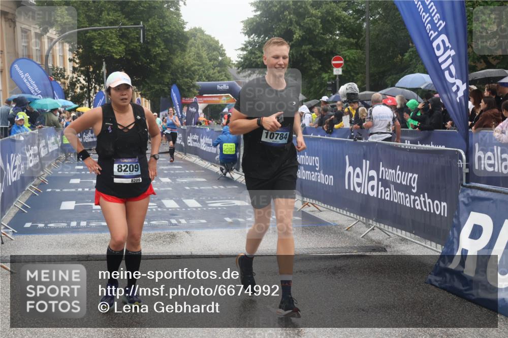 30.06.2024 - hella hamburg halbmarathon Lena Gebhardt http://msf.ph/oto/6674992 30.06.2024 12:23:11 Ziel 4945, 8209, 9324, 10784 meine-sportfotos.de