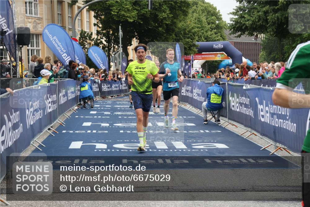 30.06.2024 - hella hamburg halbmarathon Lena Gebhardt http://msf.ph/oto/6675029 30.06.2024 10:39:35 Ziel 636, 1208, 1289, 1401, 2268, 4184, 7503, 8637, 9041, 9155, 11286, 11712, 12206, 13339 meine-sportfotos.de