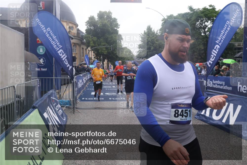 30.06.2024 - hella hamburg halbmarathon Lena Gebhardt http://msf.ph/oto/6675046 30.06.2024 11:44:25 Ziel 1664, 2410, 3415, 4468, 5053, 5456, 5648, 6660, 7670, 7835, 8451, 11537 meine-sportfotos.de