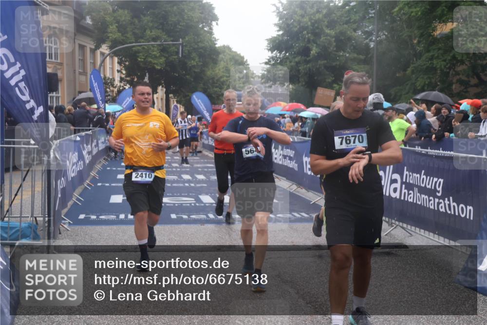30.06.2024 - hella hamburg halbmarathon Lena Gebhardt http://msf.ph/oto/6675138 30.06.2024 11:44:26 Ziel 2410, 4468, 4700, 4858, 5053, 5456, 5648, 6774, 7670, 8451, 11537 meine-sportfotos.de