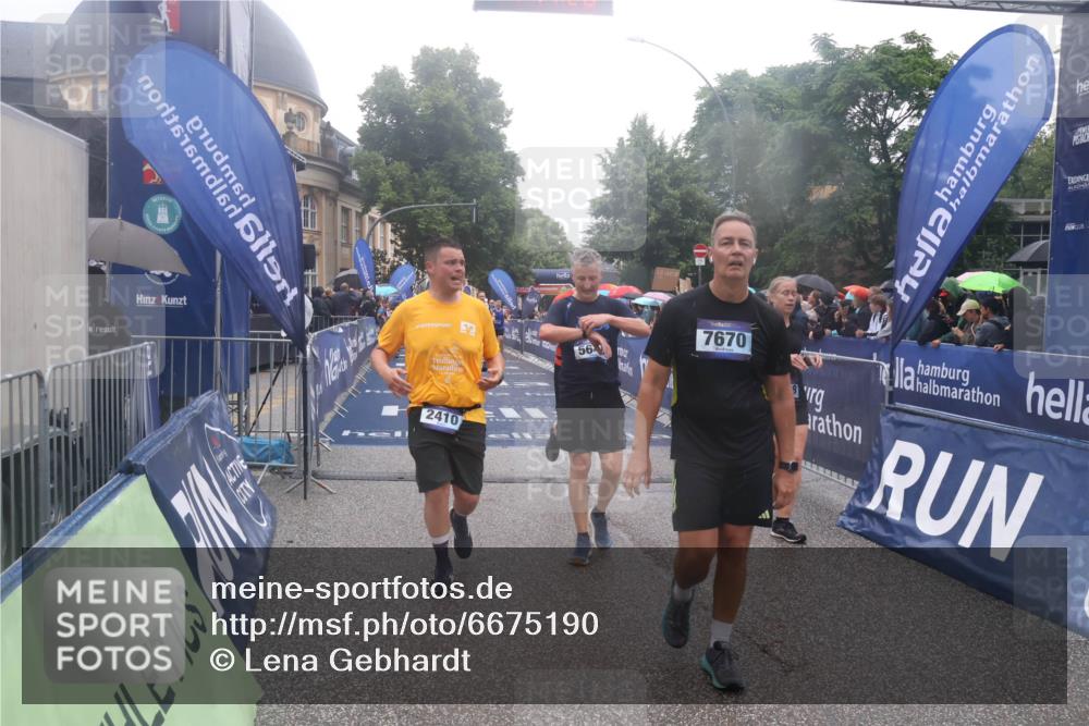 30.06.2024 - hella hamburg halbmarathon Lena Gebhardt http://msf.ph/oto/6675190 30.06.2024 11:44:27 Ziel 2410, 4468, 4700, 4858, 5053, 5456, 5648, 6774, 7414, 7670, 8451, 11537, 12399, 13433 meine-sportfotos.de