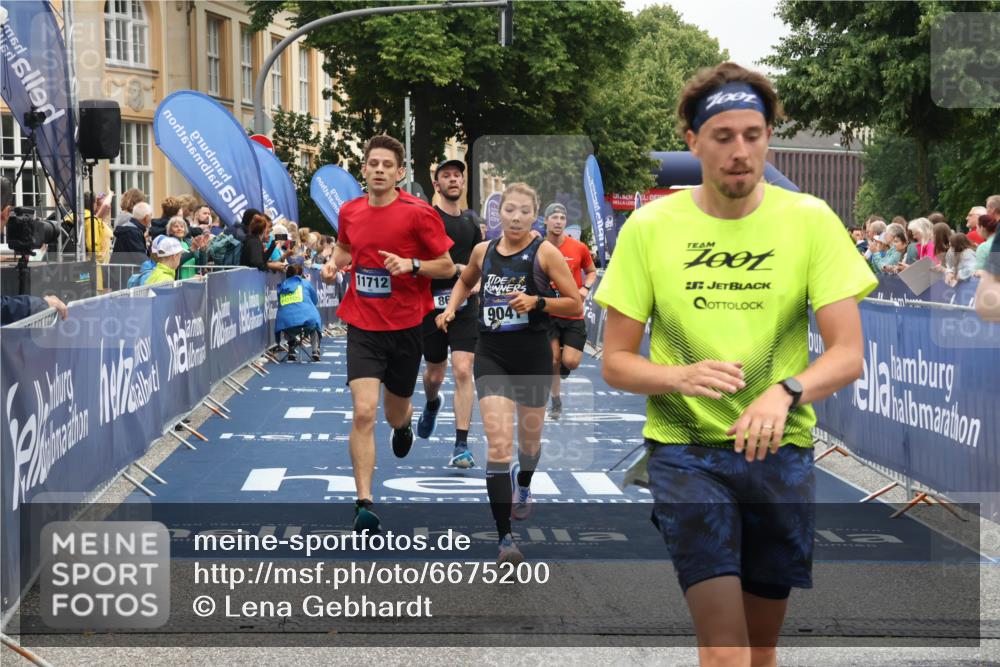 30.06.2024 - hella hamburg halbmarathon Lena Gebhardt http://msf.ph/oto/6675200 30.06.2024 10:39:38 Ziel 636, 1208, 1340, 2268, 4184, 6960, 7503, 8637, 9041, 9155, 11286, 11712, 12206 meine-sportfotos.de