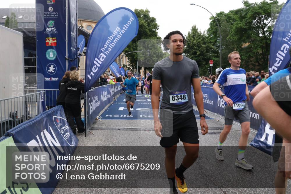 30.06.2024 - hella hamburg halbmarathon Lena Gebhardt http://msf.ph/oto/6675209 30.06.2024 11:10:36 Ziel 1456, 1913, 2377, 2720, 5032, 6099, 6199, 6348, 6829, 6940, 8450, 8974, 9195, 9415, 9462, 10038, 10398, 10566, 11007, 11010, 11359, 11856, 12453, 13212, 13378 meine-sportfotos.de