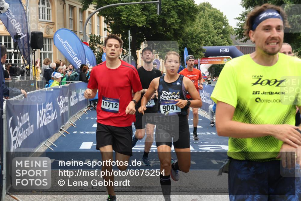 30.06.2024 - hella hamburg halbmarathon Lena Gebhardt http://msf.ph/oto/6675254 30.06.2024 10:39:39 Ziel 636, 1340, 2268, 4184, 6960, 7503, 8637, 9041, 9155, 11286, 11712, 12206 meine-sportfotos.de