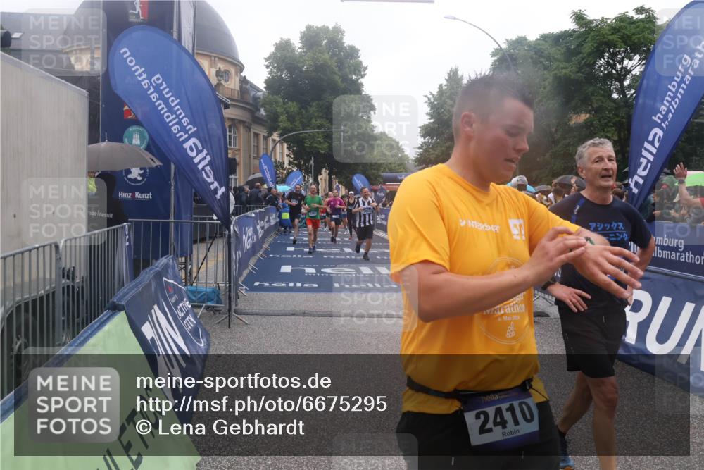 30.06.2024 - hella hamburg halbmarathon Lena Gebhardt http://msf.ph/oto/6675295 30.06.2024 11:44:29 Ziel 2161, 2162, 2410, 4468, 4700, 4858, 5053, 5456, 5648, 6774, 7414, 7670, 9297, 10553, 11537, 12399, 13433 meine-sportfotos.de