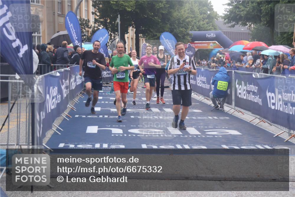 30.06.2024 - hella hamburg halbmarathon Lena Gebhardt http://msf.ph/oto/6675332 30.06.2024 11:44:30 Ziel 2161, 2162, 2410, 4468, 4700, 4858, 5053, 5456, 5648, 6057, 6774, 7414, 7670, 9297, 10553, 11537, 12399, 13433 meine-sportfotos.de