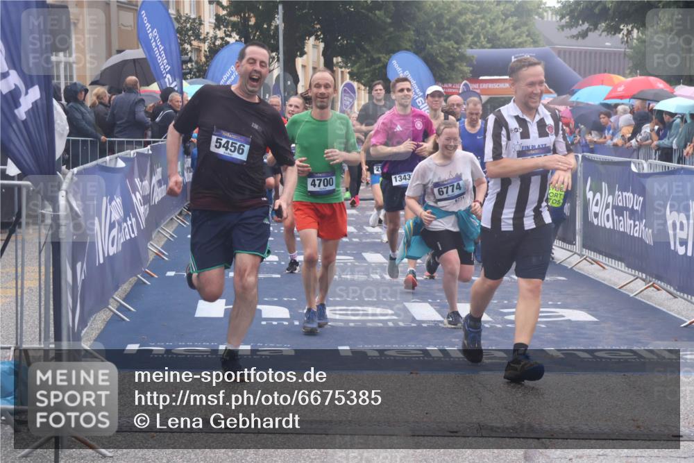 30.06.2024 - hella hamburg halbmarathon Lena Gebhardt http://msf.ph/oto/6675385 30.06.2024 11:44:31 Ziel 2161, 2162, 2410, 4468, 4700, 4858, 5053, 5456, 6057, 6774, 7414, 7670, 9297, 10553, 11452, 11537, 12399, 13433 meine-sportfotos.de