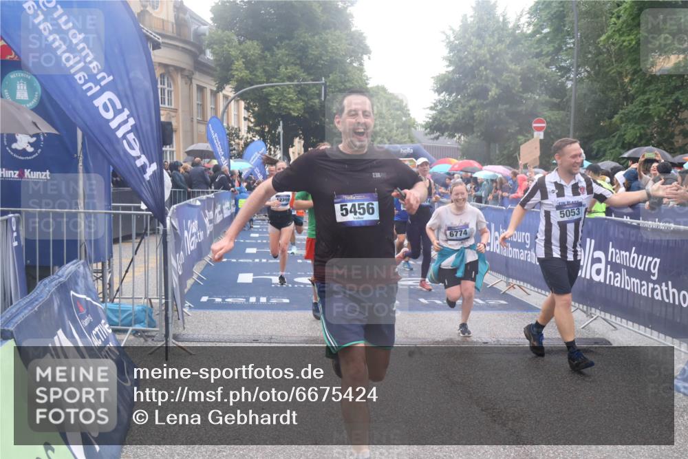 30.06.2024 - hella hamburg halbmarathon Lena Gebhardt http://msf.ph/oto/6675424 30.06.2024 11:44:32 Ziel 2161, 2162, 4700, 4858, 5053, 5456, 6057, 6774, 7414, 7670, 9297, 10553, 11452, 11537, 12204, 12399, 13433 meine-sportfotos.de