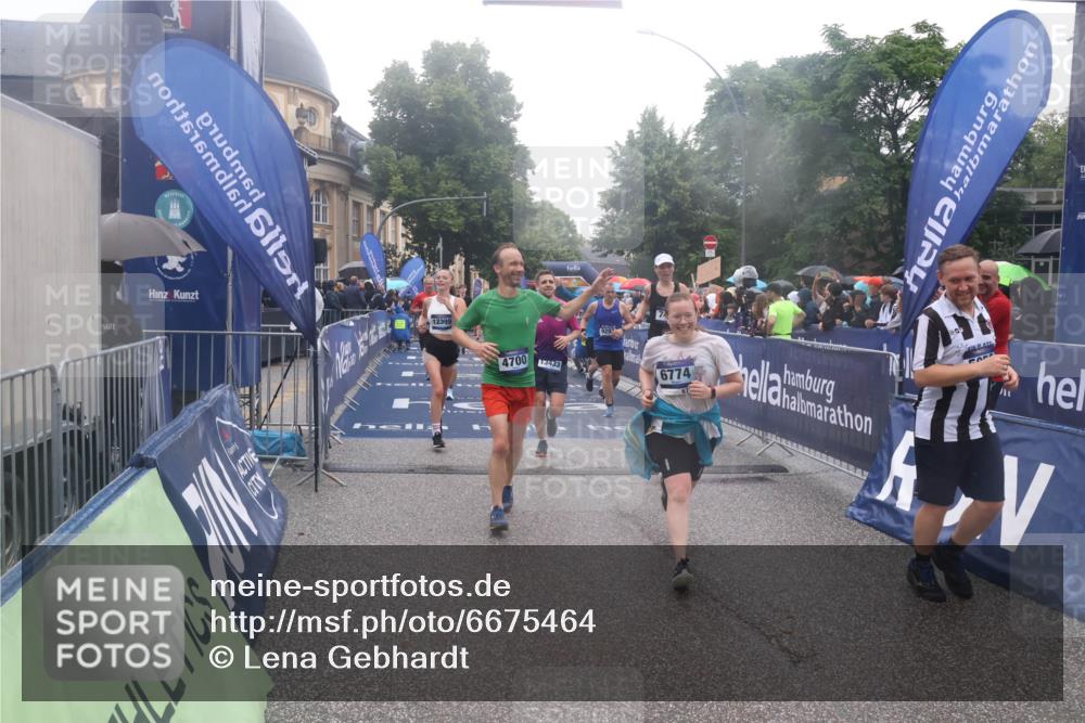 30.06.2024 - hella hamburg halbmarathon Lena Gebhardt http://msf.ph/oto/6675464 30.06.2024 11:44:33 Ziel 2161, 2162, 4700, 4858, 5053, 5456, 6057, 6774, 7414, 7670, 9297, 10553, 11452, 12204, 12399, 13433 meine-sportfotos.de