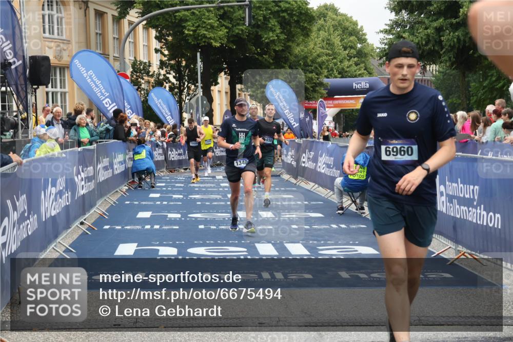 30.06.2024 - hella hamburg halbmarathon Lena Gebhardt http://msf.ph/oto/6675494 30.06.2024 10:39:44 Ziel 636, 1340, 2268, 4763, 6960, 7503, 7614, 7904, 8637, 11038, 12093 meine-sportfotos.de