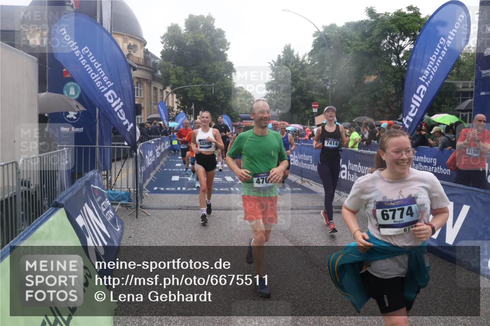 30.06.2024 - hella hamburg halbmarathon Lena Gebhardt http://msf.ph/oto/6675511 30.06.2024 11:44:34 Ziel 2161, 2162, 4383, 4700, 4858, 5053, 5456, 6057, 6774, 7414, 7670, 9297, 10553, 11452, 12204, 12399, 13433 meine-sportfotos.de