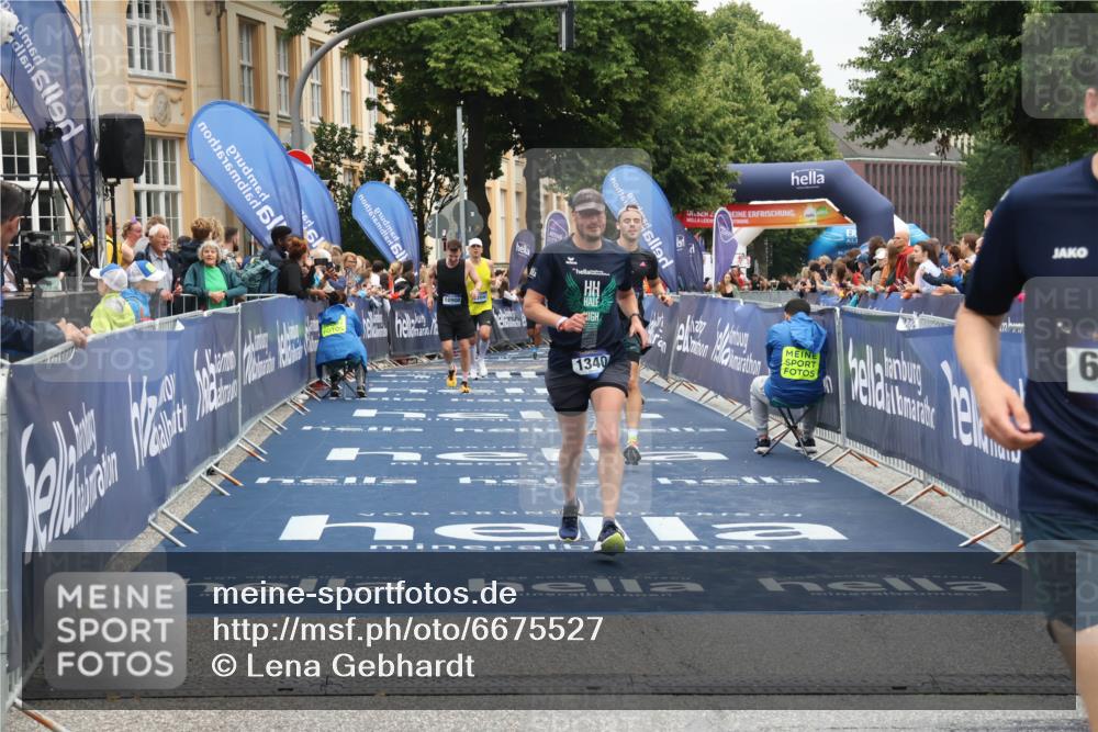30.06.2024 - hella hamburg halbmarathon Lena Gebhardt http://msf.ph/oto/6675527 30.06.2024 10:39:45 Ziel 636, 1340, 2268, 4761, 4763, 6960, 7503, 7614, 7904, 10900, 11038, 12093 meine-sportfotos.de