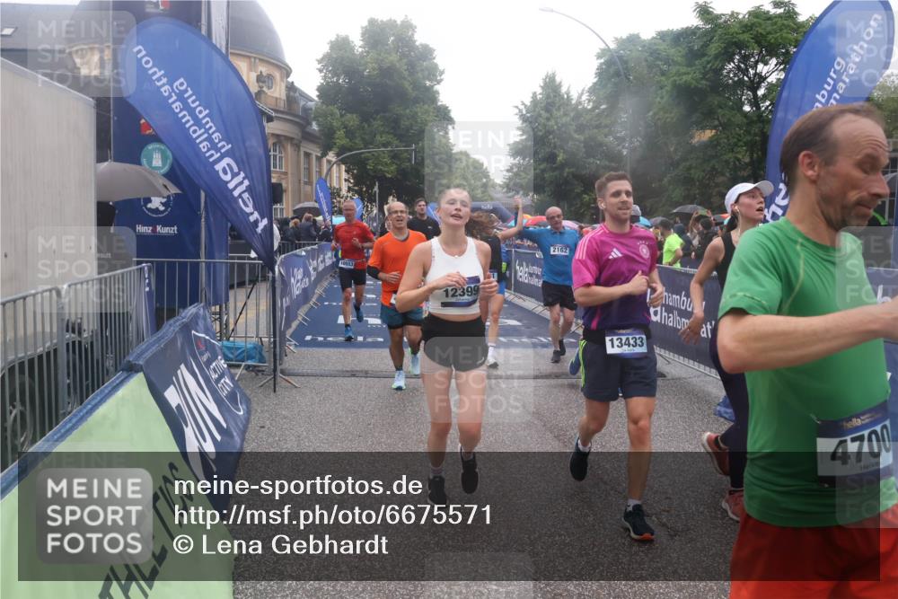 30.06.2024 - hella hamburg halbmarathon Lena Gebhardt http://msf.ph/oto/6675571 30.06.2024 11:44:35 Ziel 2161, 2162, 4383, 4700, 4858, 5053, 5456, 5694, 6057, 6774, 7414, 9297, 10553, 11452, 12204, 12399, 13147, 13433 meine-sportfotos.de