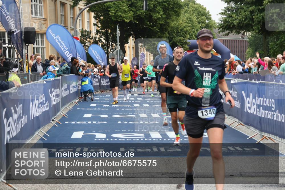 30.06.2024 - hella hamburg halbmarathon Lena Gebhardt http://msf.ph/oto/6675575 30.06.2024 10:39:46 Ziel 636, 1340, 1673, 4761, 4763, 6960, 7441, 7503, 7614, 7904, 9246, 10900, 11038, 12093 meine-sportfotos.de