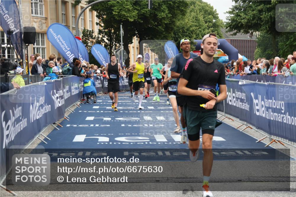 30.06.2024 - hella hamburg halbmarathon Lena Gebhardt http://msf.ph/oto/6675630 30.06.2024 10:39:47 Ziel 636, 1340, 1673, 4761, 4763, 6960, 7441, 7503, 7614, 7904, 9246, 9530, 10900, 10945, 11038, 12093 meine-sportfotos.de