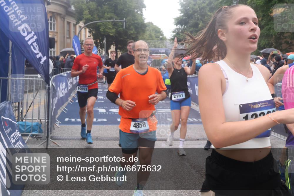 30.06.2024 - hella hamburg halbmarathon Lena Gebhardt http://msf.ph/oto/6675632 30.06.2024 11:44:36 Ziel 867, 1930, 2161, 2162, 4383, 4700, 4858, 5053, 5456, 5694, 6057, 6774, 7247, 7414, 9297, 10553, 11452, 12204, 12399, 13147, 13433 meine-sportfotos.de