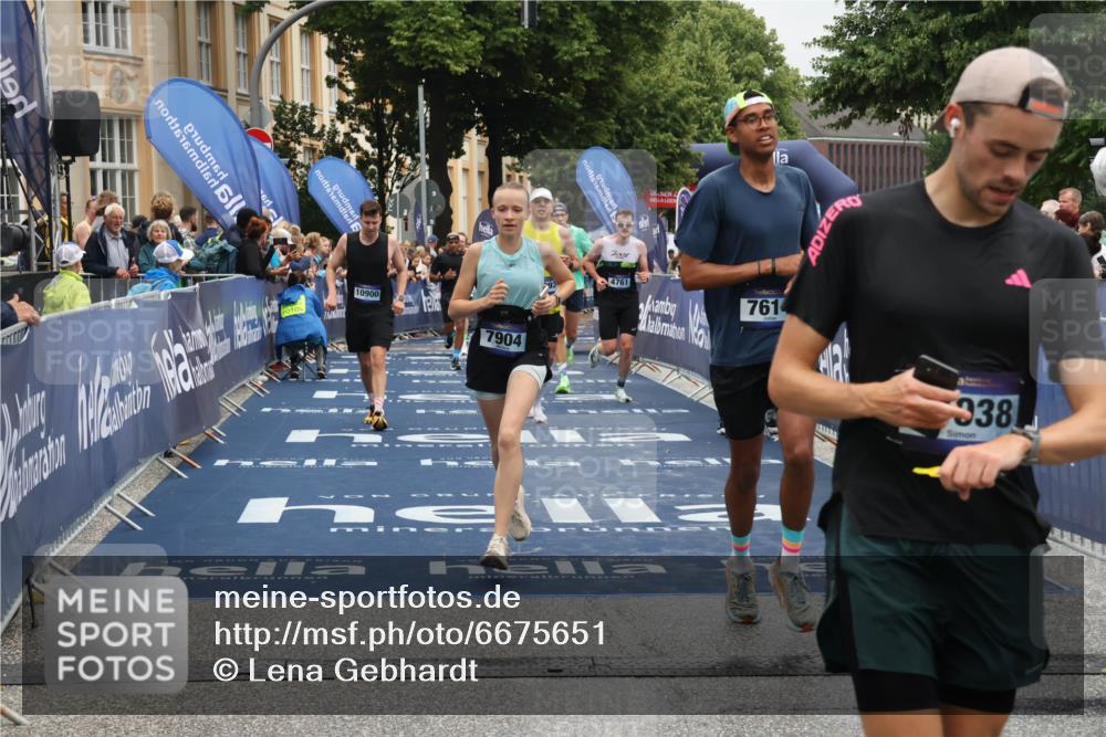 30.06.2024 - hella hamburg halbmarathon Lena Gebhardt http://msf.ph/oto/6675651 30.06.2024 10:39:48 Ziel 1340, 1673, 4761, 4763, 6960, 7441, 7614, 7904, 9246, 9530, 10900, 10945, 11038, 12093 meine-sportfotos.de