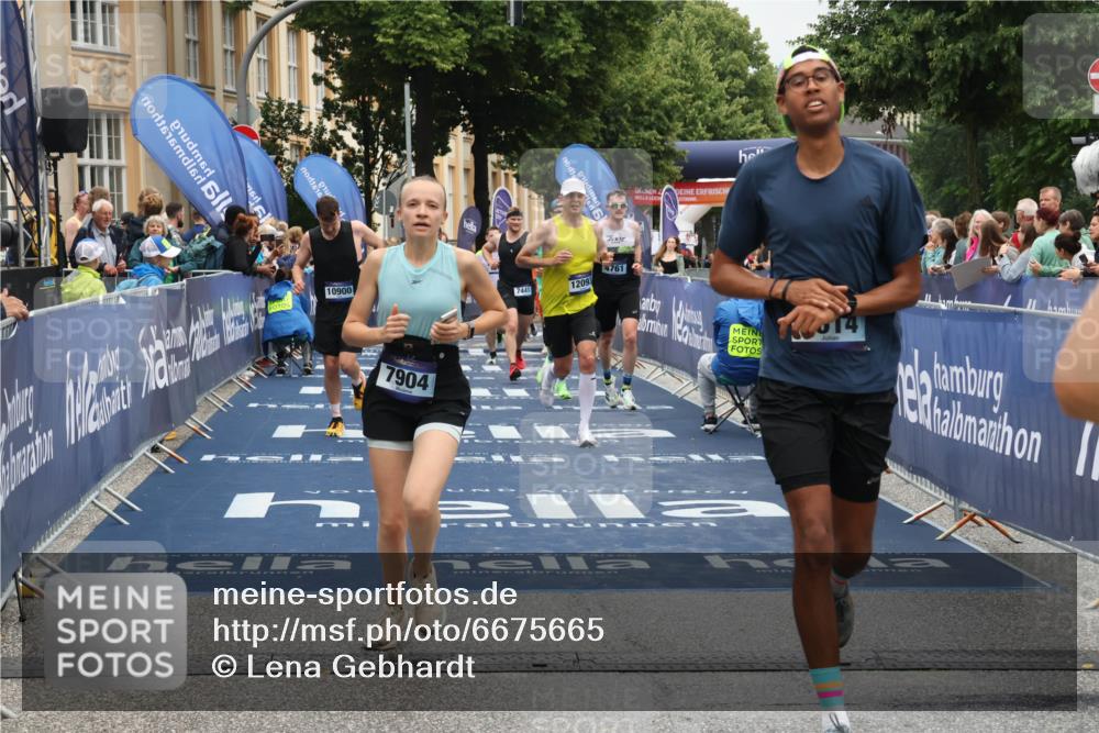 30.06.2024 - hella hamburg halbmarathon Lena Gebhardt http://msf.ph/oto/6675665 30.06.2024 10:39:49 Ziel 1340, 1673, 3852, 4761, 4763, 7441, 7614, 7904, 9246, 9530, 10900, 10945, 11038, 12093 meine-sportfotos.de