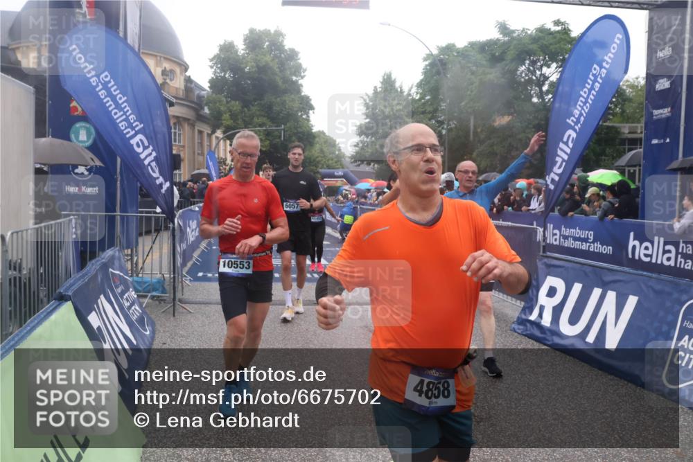 30.06.2024 - hella hamburg halbmarathon Lena Gebhardt http://msf.ph/oto/6675702 30.06.2024 11:44:37 Ziel 867, 1930, 2161, 2162, 4383, 4700, 4858, 5053, 5456, 5694, 6057, 6168, 6774, 7247, 7414, 9297, 10553, 11452, 12204, 12399, 13147, 13433 meine-sportfotos.de
