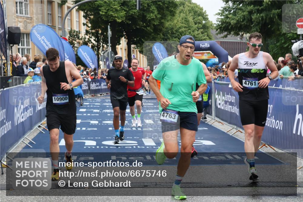 30.06.2024 - hella hamburg halbmarathon Lena Gebhardt http://msf.ph/oto/6675746 30.06.2024 10:39:52 Ziel 1673, 3852, 4761, 4763, 5925, 7441, 7614, 7904, 9246, 9530, 10900, 10945, 11038, 11693, 12093 meine-sportfotos.de