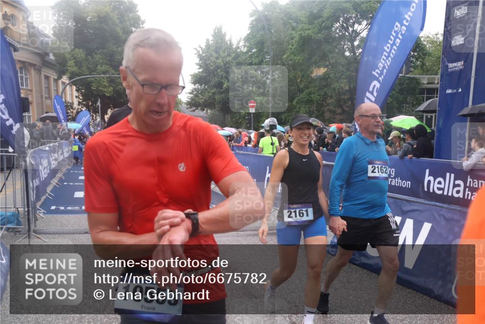 30.06.2024 - hella hamburg halbmarathon Lena Gebhardt http://msf.ph/oto/6675782 30.06.2024 11:44:38 Ziel 867, 1930, 2161, 2162, 4383, 4700, 4858, 5694, 6057, 6168, 6771, 6774, 7247, 7414, 9297, 9542, 10553, 11452, 12204, 12399, 13147, 13433 meine-sportfotos.de