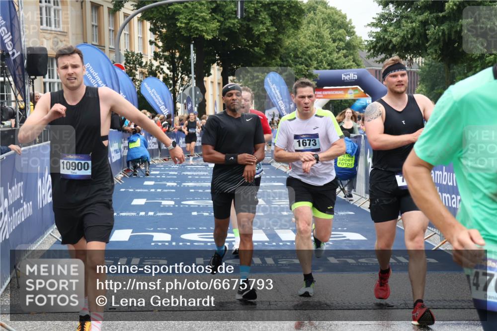 30.06.2024 - hella hamburg halbmarathon Lena Gebhardt http://msf.ph/oto/6675793 30.06.2024 10:39:53 Ziel 511, 1673, 3852, 4761, 4763, 5925, 7441, 7614, 7904, 9246, 9530, 10900, 10945, 11693, 12093 meine-sportfotos.de