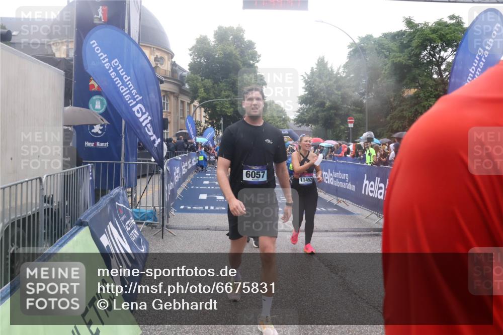 30.06.2024 - hella hamburg halbmarathon Lena Gebhardt http://msf.ph/oto/6675831 30.06.2024 11:44:39 Ziel 867, 1930, 2161, 2162, 4383, 5694, 6057, 6168, 6771, 7247, 7414, 8373, 9297, 9526, 9542, 10553, 11452, 12204, 12399, 13147, 13433 meine-sportfotos.de